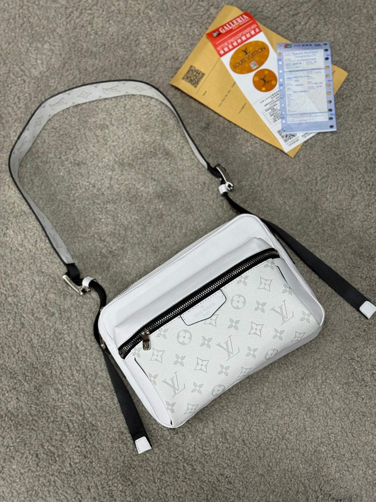 Bolso LOUIS VUITTON blanco Hombre